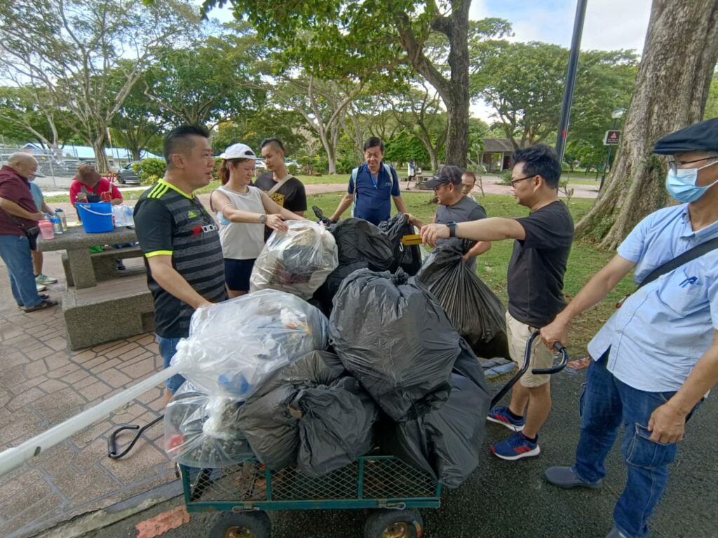 Employees of Team Metal collected 57 kilograms of garbage from the shore of Singapore.